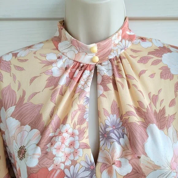 Vintage 70s: floral keyhole front short sleeve dress - Picture 2 of 7